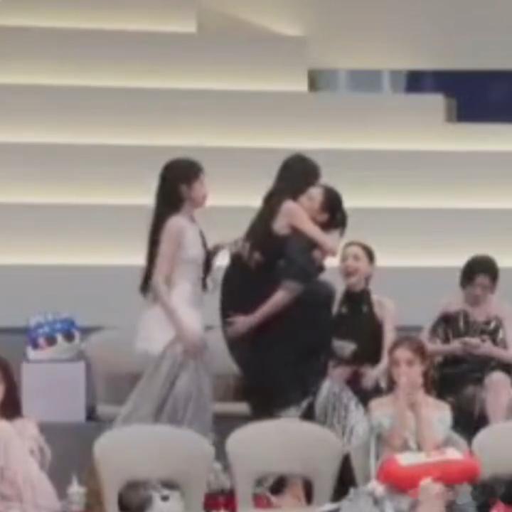 江语晨挂淡淡身上了江语晨诡异的像AI江语晨黑脸被网友戏称大型贴贴现场，搭配略显机