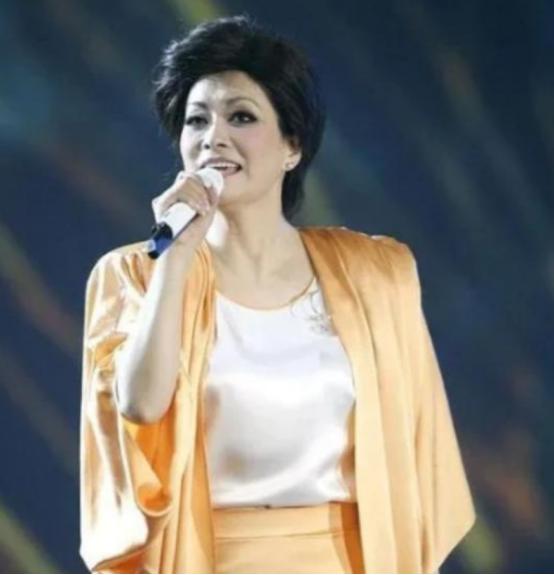 2021年，毛阿敏富商丈夫突然去世后，有人问她，“考虑过再嫁吗？”但毛阿敏坚定地