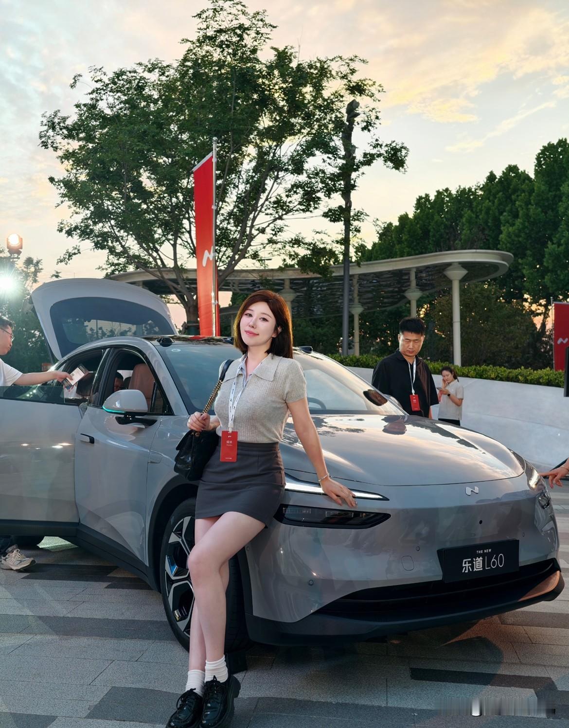 新乐道L60这波真的有点猛。整车19.28万起，租电直接干到13.58万，这价格