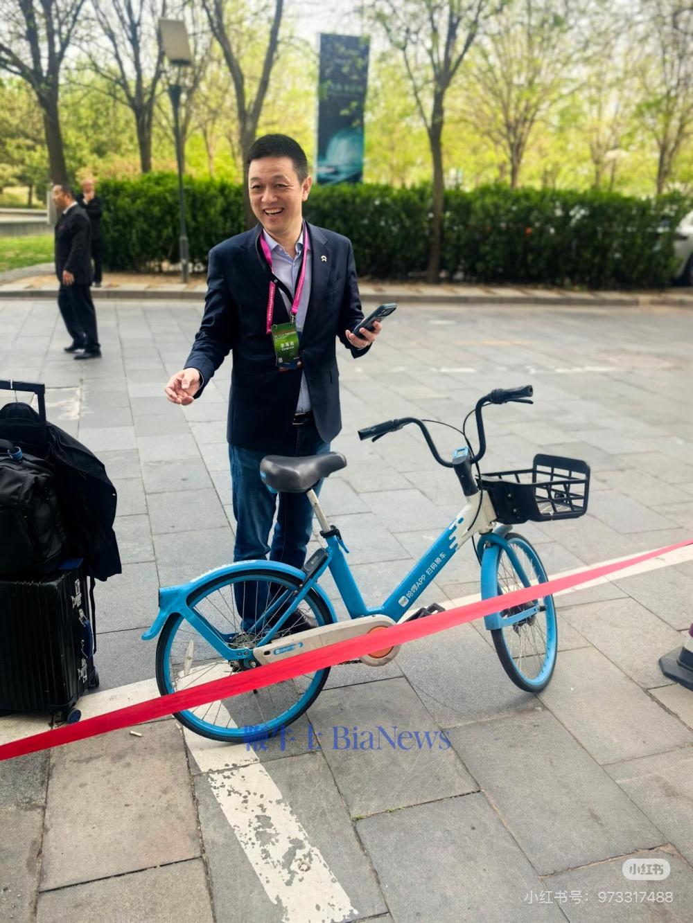 网友偶遇蔚来李斌骑共享单车去车展