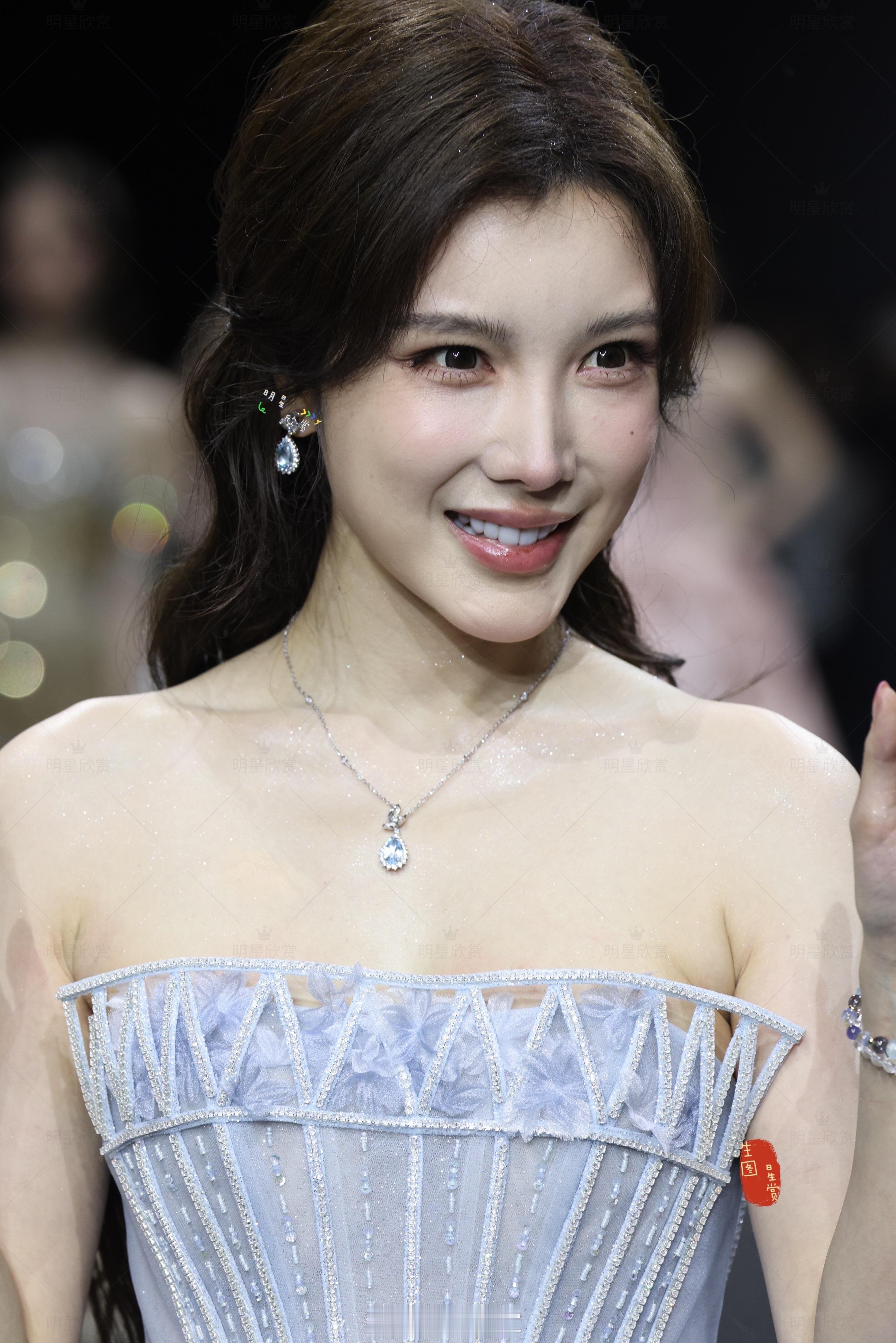 今天是蓝色妖姬戴燕妮，辣么美上海时装周秀场第二套look ​​​