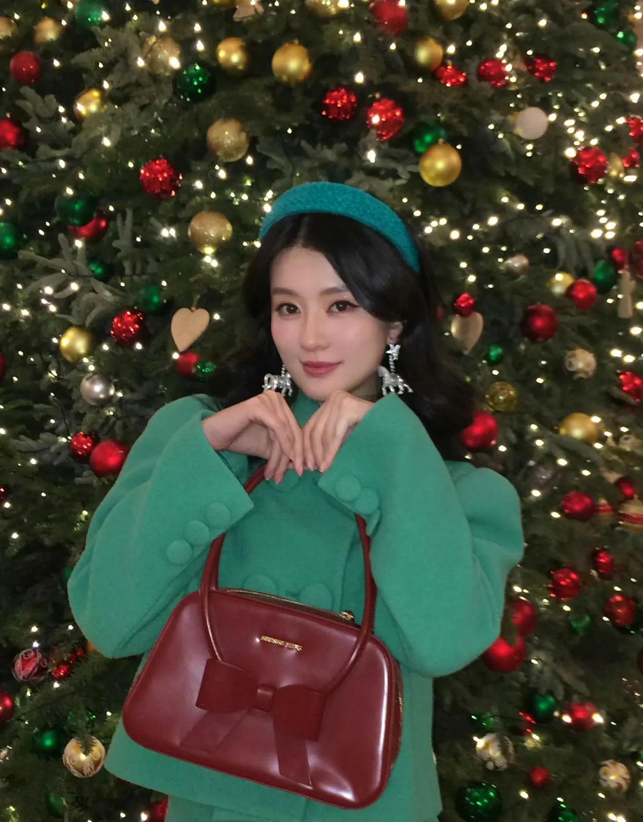  乔欣平安夜晒照从关关蜕变成豪门千金！平安夜绿套裙高级又应景，豪宅圣诞树超气派，