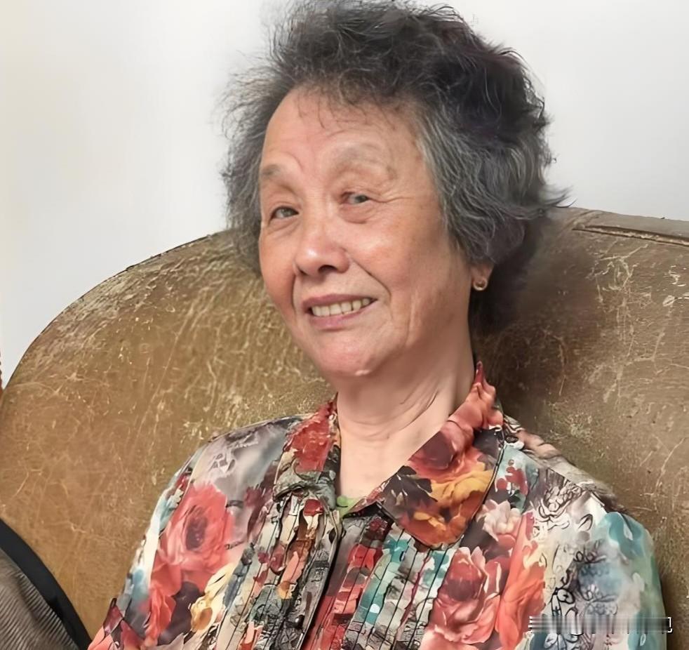 84岁潮汕阿嬷等了一辈子，终于在电影里活成了自己。可戏刚散场，有人就按她买菜路线