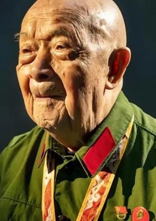 抗美援朝时，他一人歼敌400余人，立下汗马功劳，复员时，却因工作人员写错一字，苦