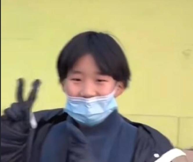 辽宁海城11岁的熊猫太让人心疼了。他6岁就辍学，推着小车在西关小学附近卖烤肠，只