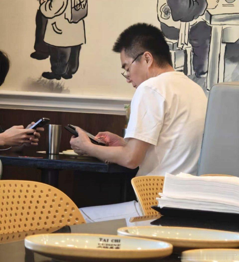 前妻何晴去世，许亚军未出席告别仪式，现场无其身影，他的社交平台也没有发布任何悼念