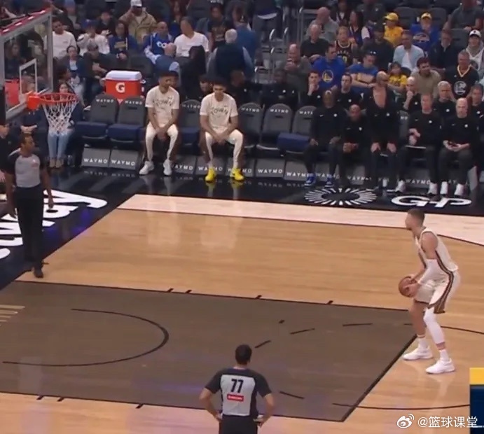 惨！勇士板凳席：端坐两人！对阵奇才，勇士7人缺阵，包括：巴特勒、库里、赛斯库里、