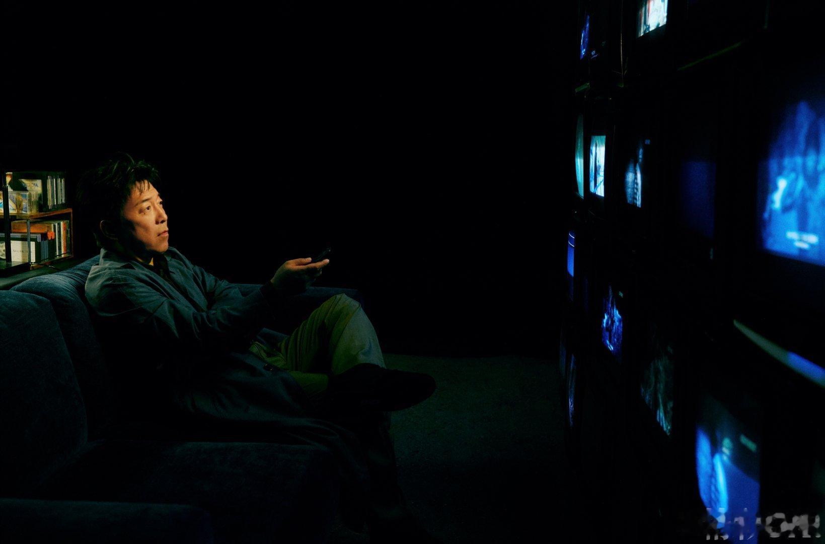 光影是流动的剧本，每个手势都在续写未完的故事。镜头内外，织梦人从未停步。黄渤在线