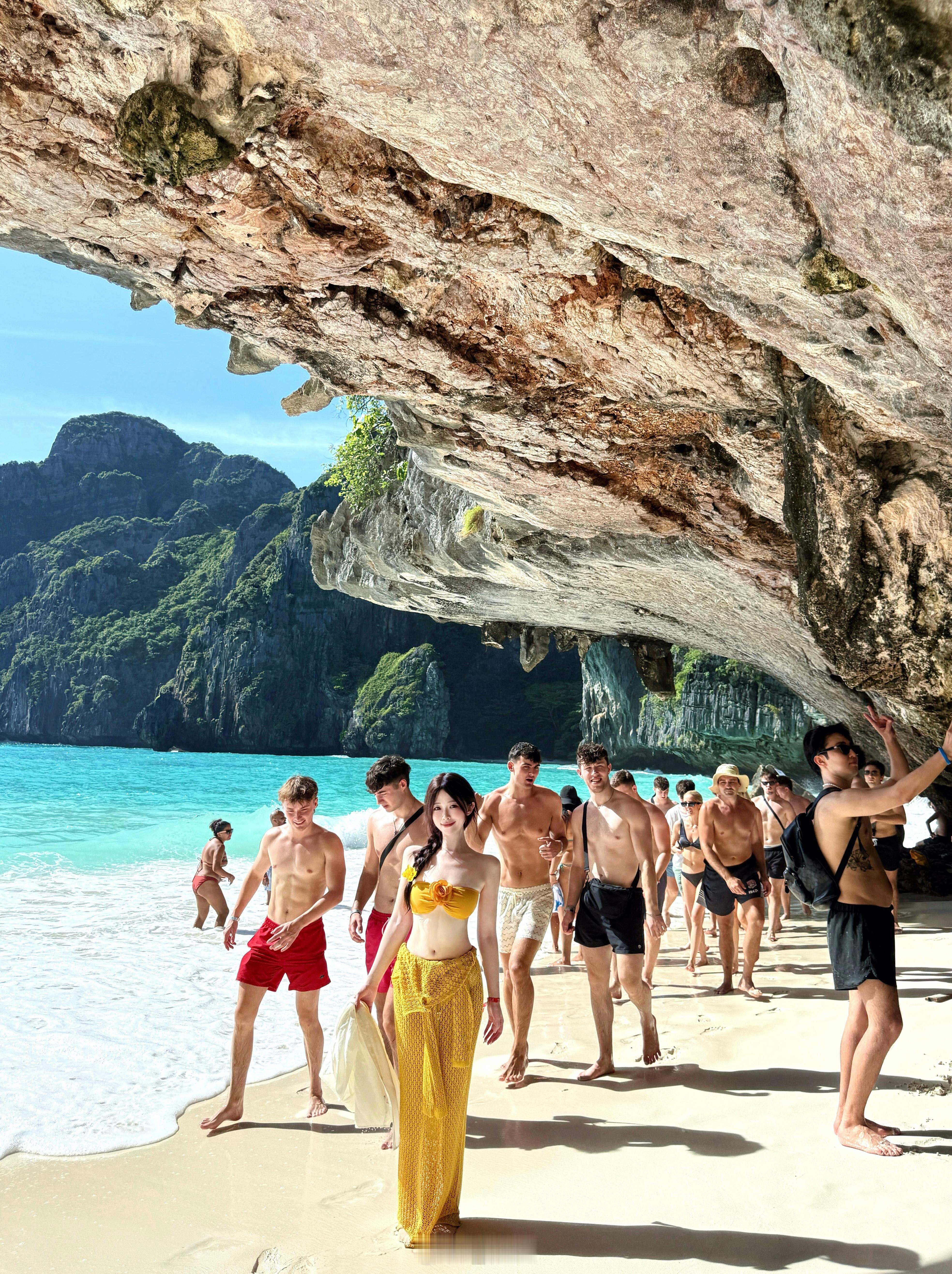 🌊 被海浪追着跑，和朋友笑着闹，海水蓝得像玻璃，这趟旅程值疯啦  ​​​
