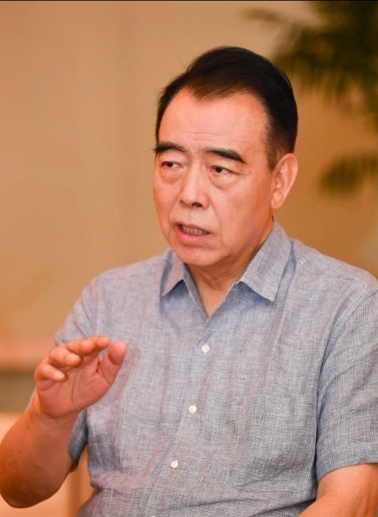 演员，黄磊说，陈凯歌这个人，严厉，不开玩笑，我在学校的时候，他来挑选演员，看我眼