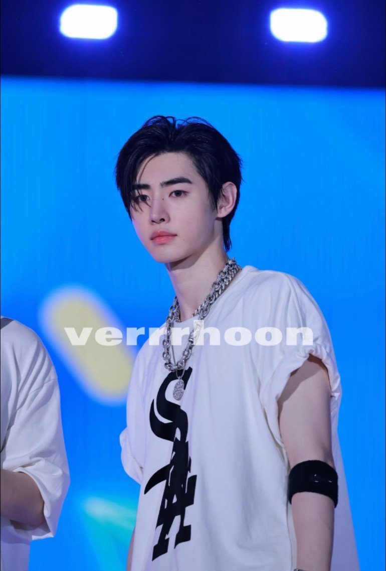 朴成训 ｜朴成训全球top 少年感cr. logo ​​​