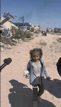 【悲惨的加沙】
一个无家可归的加沙小女孩，
蓬头垢面、衣衫褴褛。
面对记者的关怀