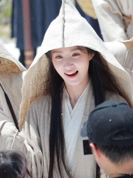 卢昱晓袖口有虫爬出来卢昱晓袖口惊现大虫子，还在动！其他人完全没察觉继续开心拍照，