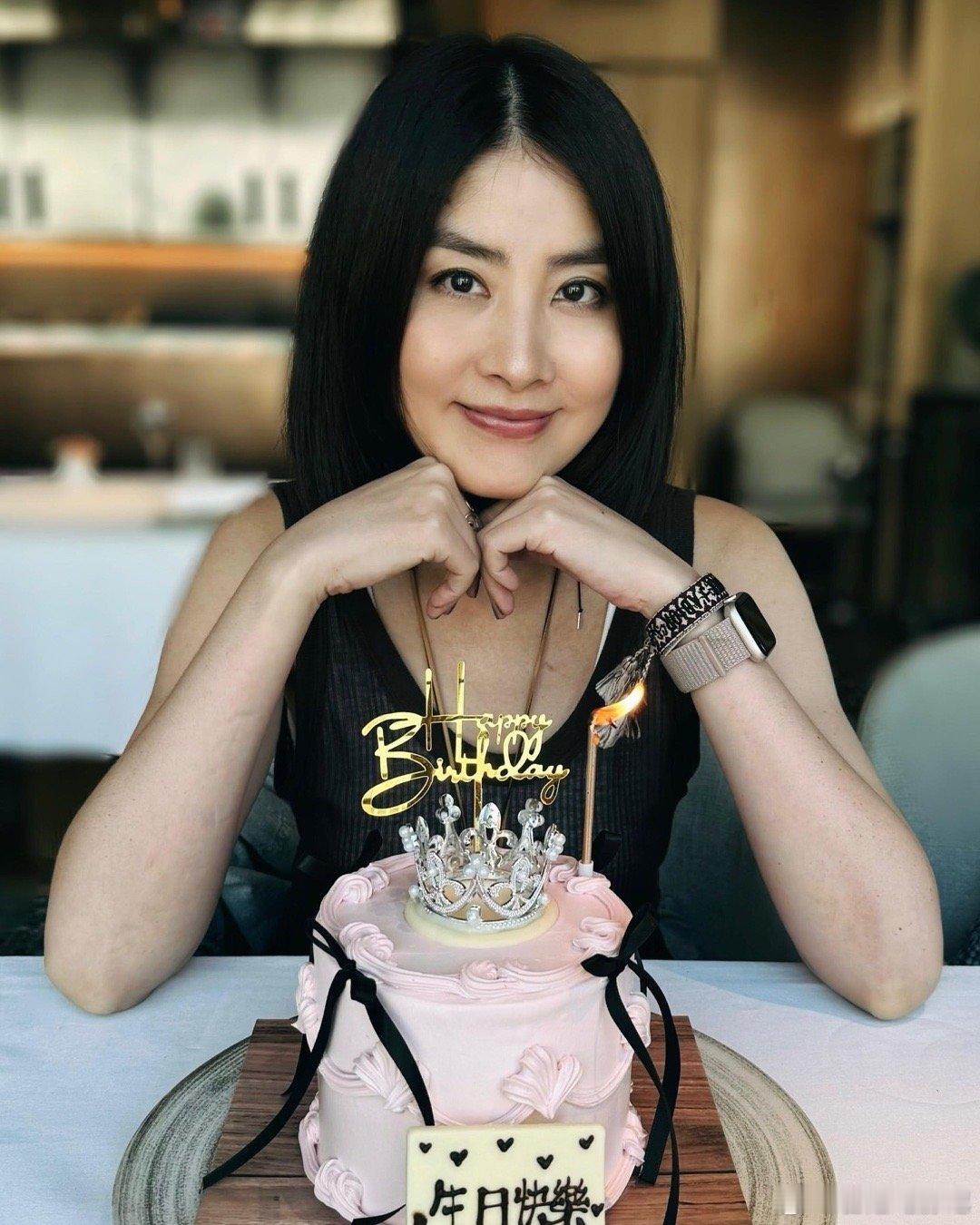 陈慧琳晒照庆祝52岁生日，Kelly生日快乐！[蛋糕] ​​​