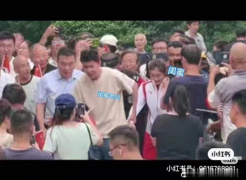 在线就看陈梦是怎么被曲解、造谣、恶意解读的，陈梦前几天回青岛来接她的人很多，陈梦