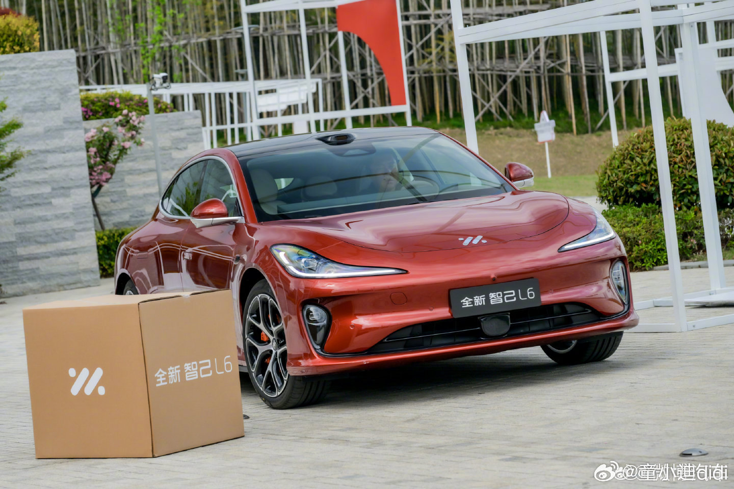 你永远可以相信智己的底盘 智己汽车是目前少数全系标配四轮转向技术的品牌之一，把原