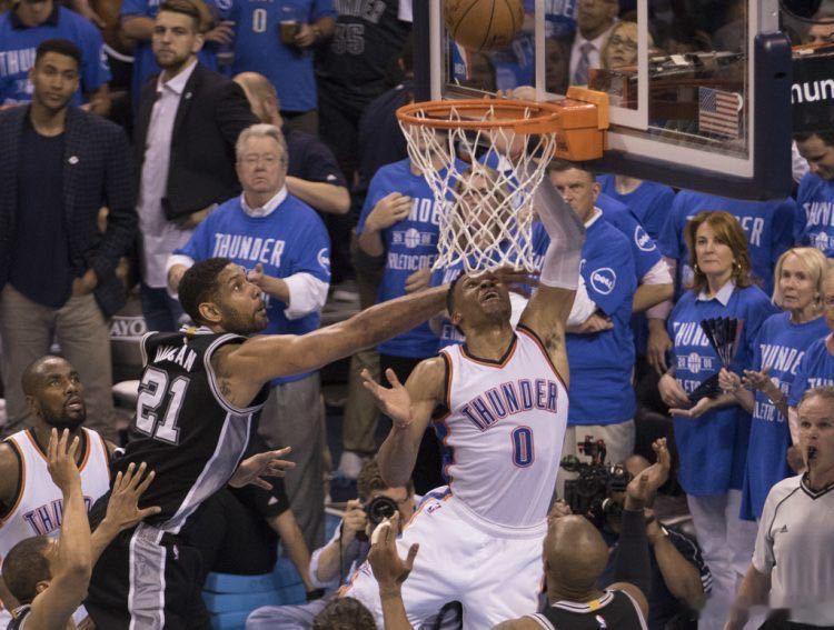 NBA赛场冲突 马刺雷霆大战 冲突现场回顾！卡斯尔反击上篮时被卡鲁索拉下重摔在地