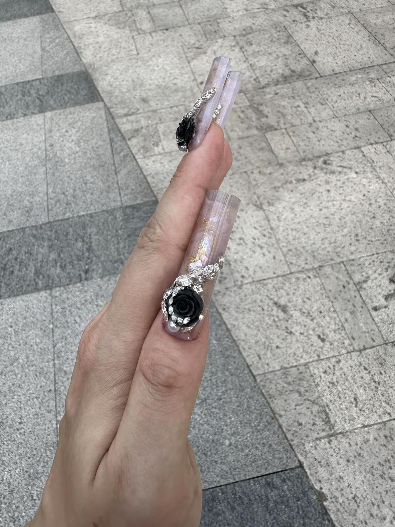 黑玫瑰。