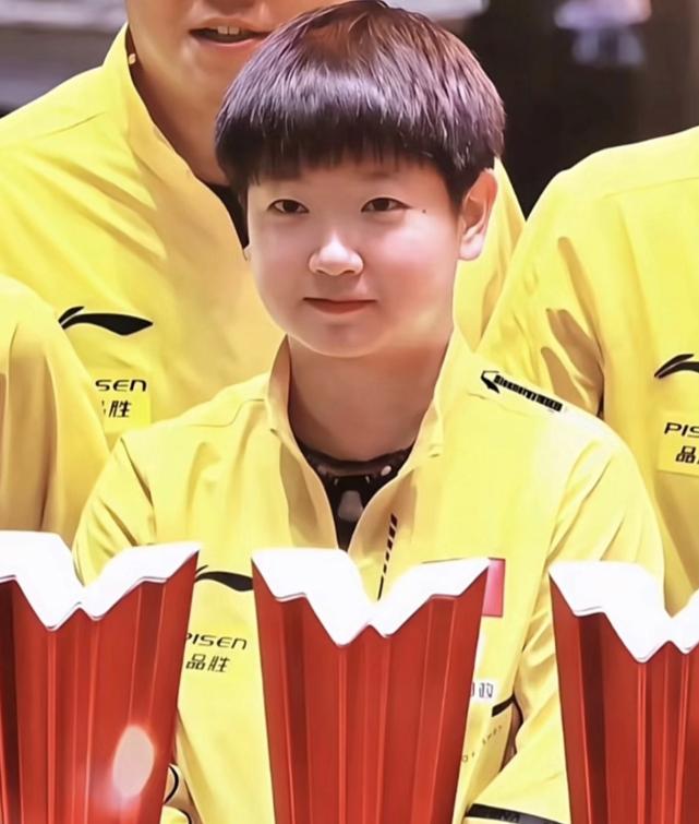 仔细看孙颖莎的长相，越发觉得奇怪！

不是她长的不好看，也不是她眼睛大。而是因为