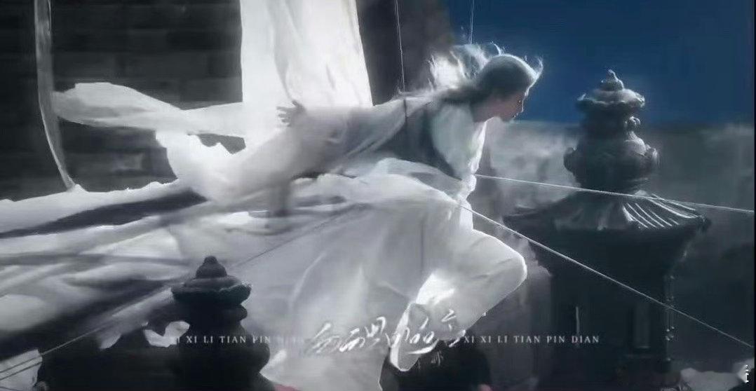 田嘉瑞三米路透正片来了终于等到田嘉瑞飞天路透的正片 蓝白造型清冷又有质感，远拍自