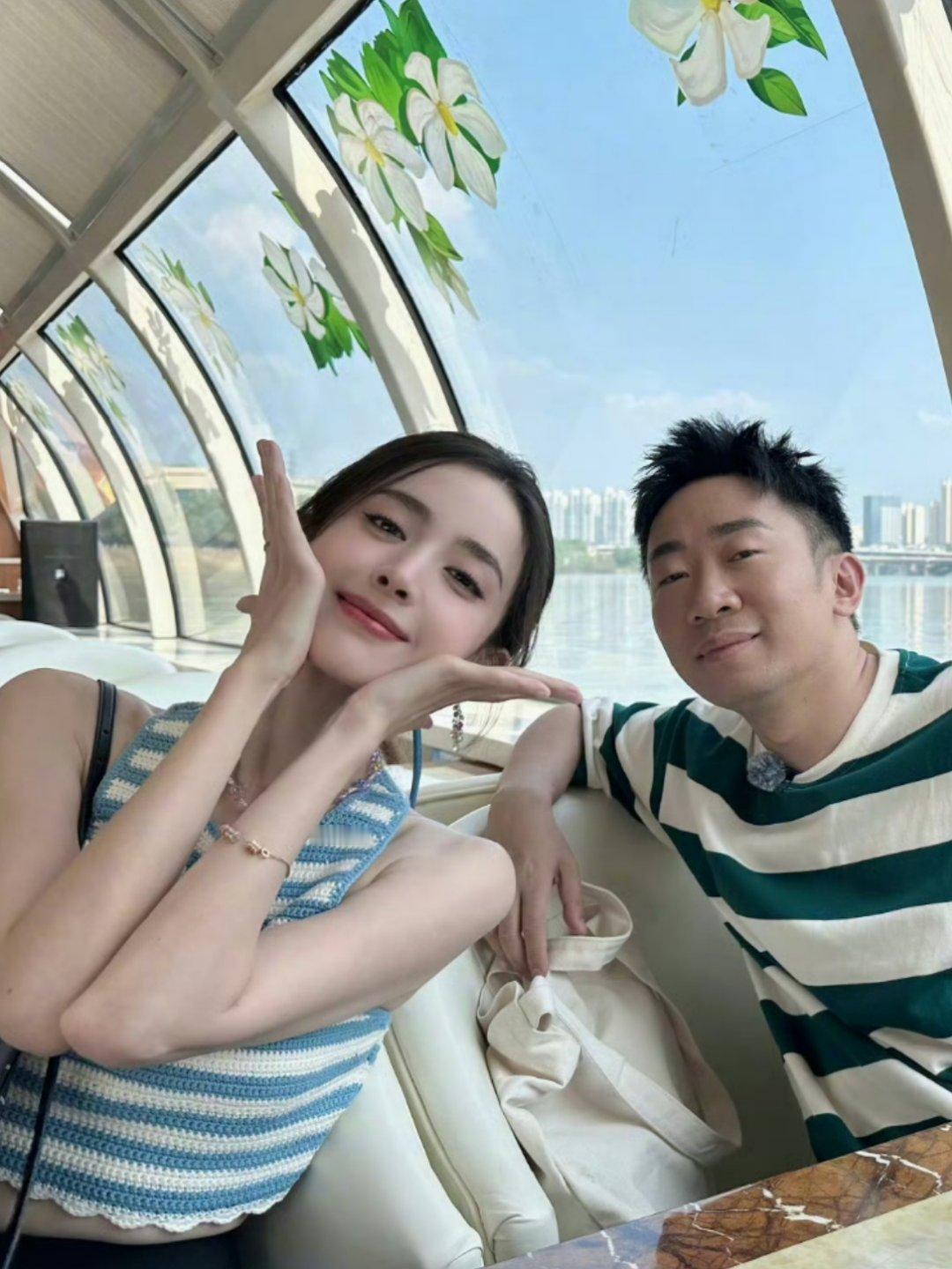 杨迪晒与娜扎合照陈哲远他急了 古力娜扎生日，好友杨迪只晒出和娜扎合影，完全把队友