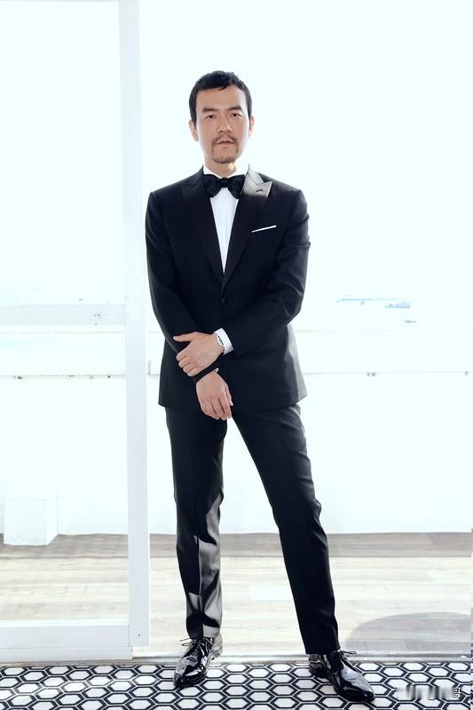 1. 体态管理：立刻抬头挺胸，肩膀向后打开下沉，走路时步伐稳而不慌，避免含胸驼背