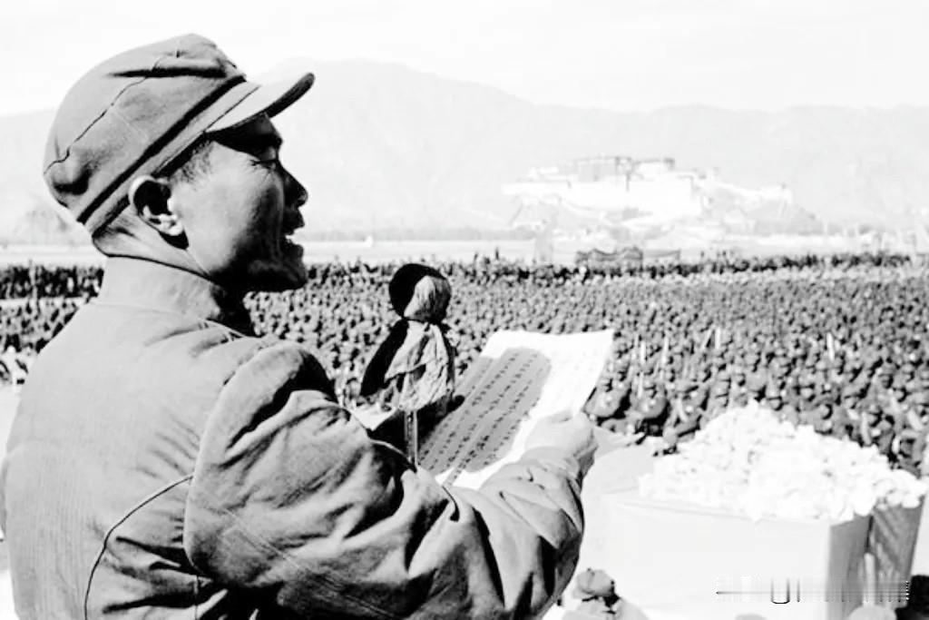 1951年12月20日，中国人民解放军各路进藏部队在拉萨布达拉宫广场举行了盛大的