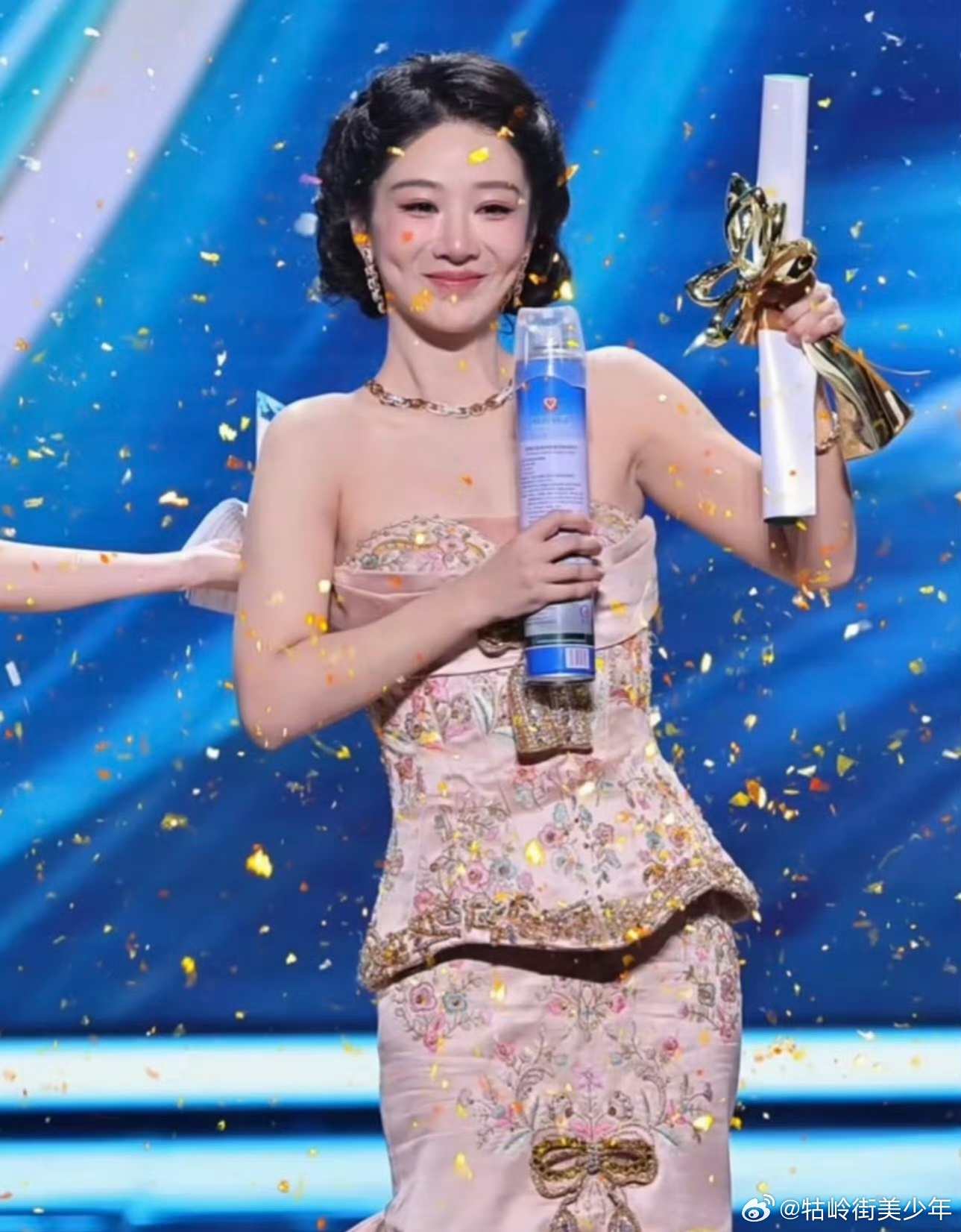 杨紫手上真像拿着一瓶杀虫剂 