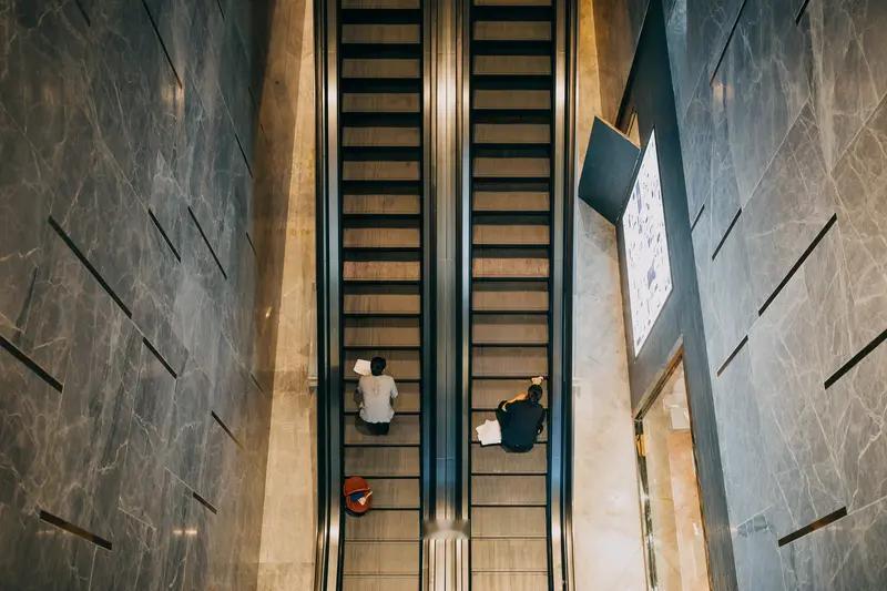 电梯论
众多底层百姓身处电梯之中，有人载歌载舞，有人做着俯卧撑，还有人吃着零食，