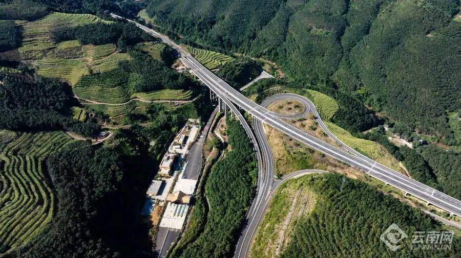 云南瑞丽至孟连高速公路（以下简称：瑞孟高速）镇康至孟连段于当天正式建成通车，同步