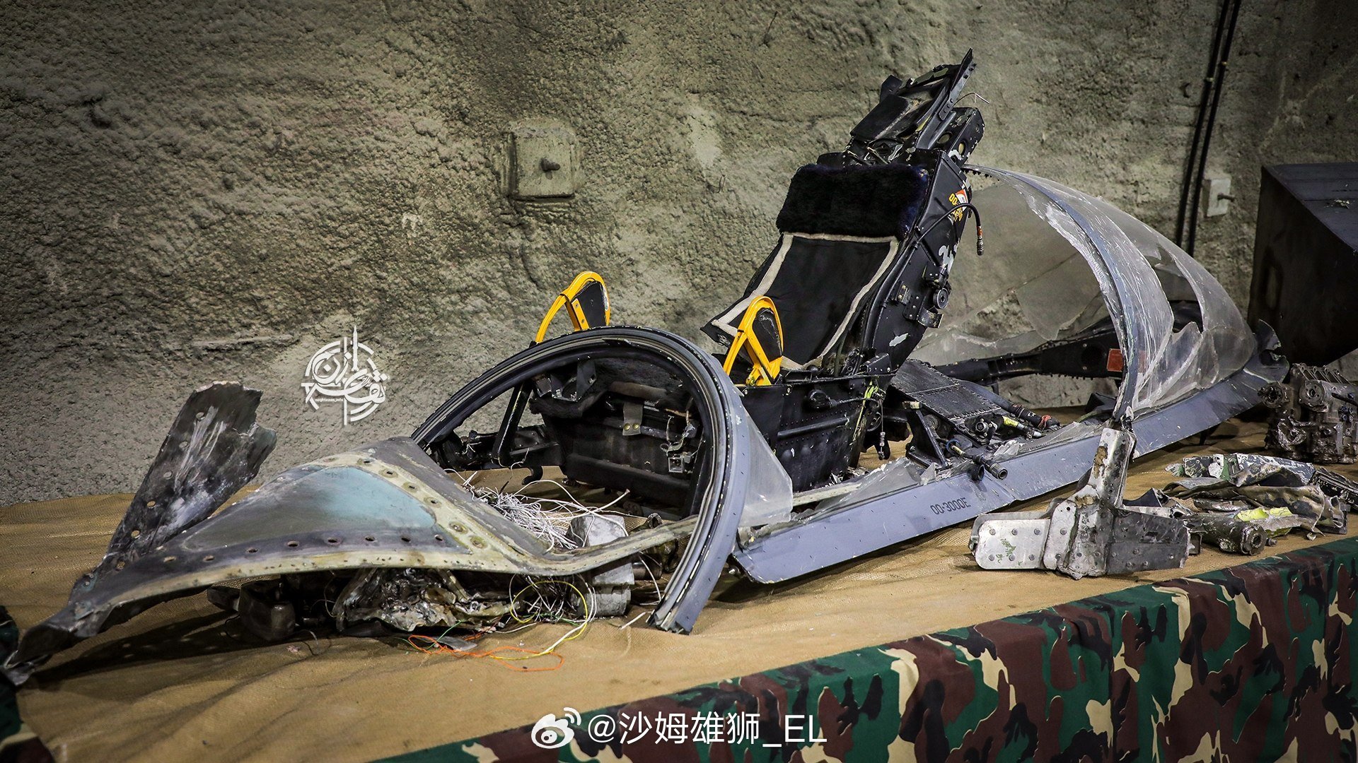 伊朗革命卫队展出了美军战斗机的座舱和弹射座椅残骸。 