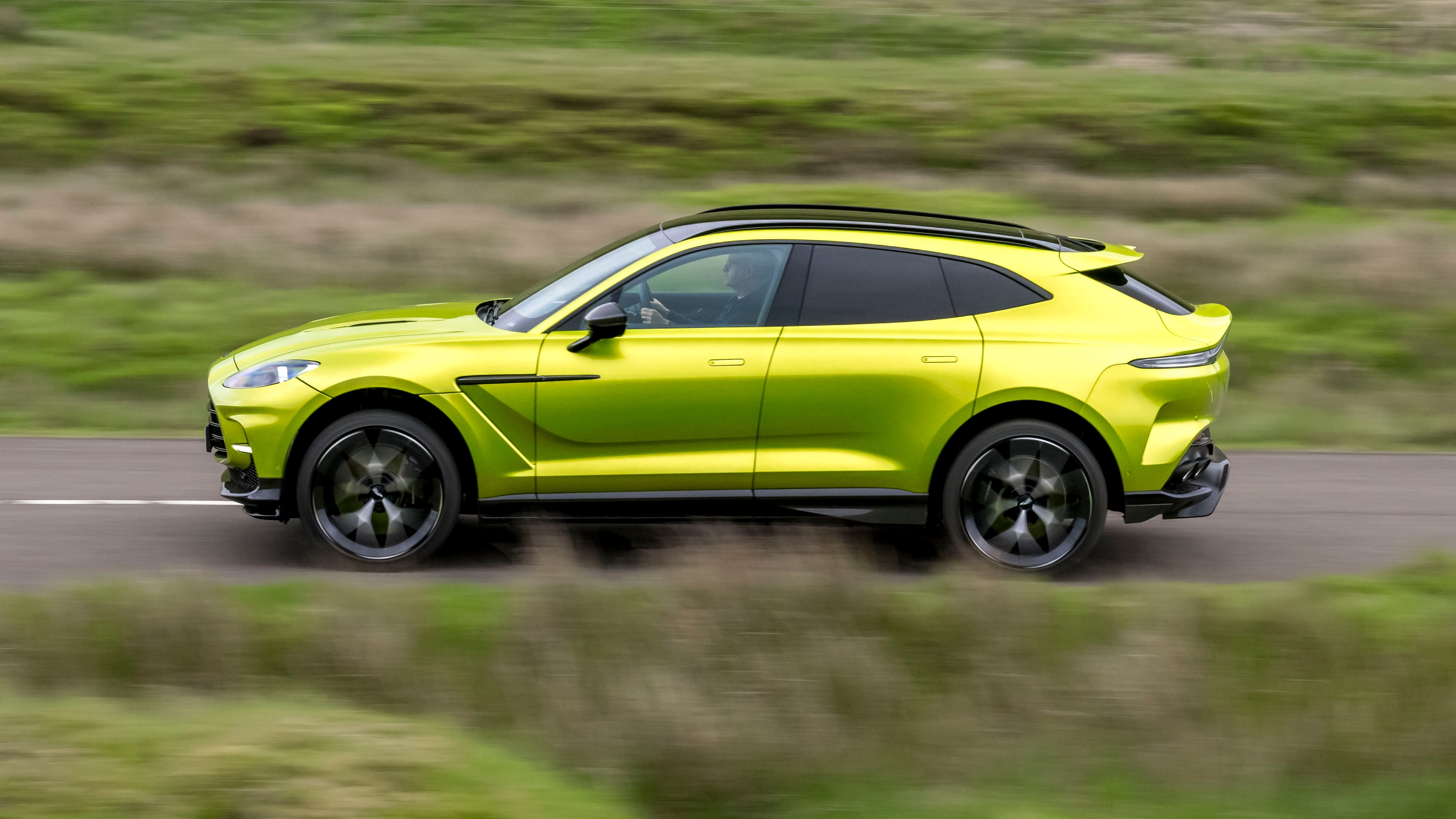 Aston Martin DBX 7074.0L V8双涡轮增压707马力，90