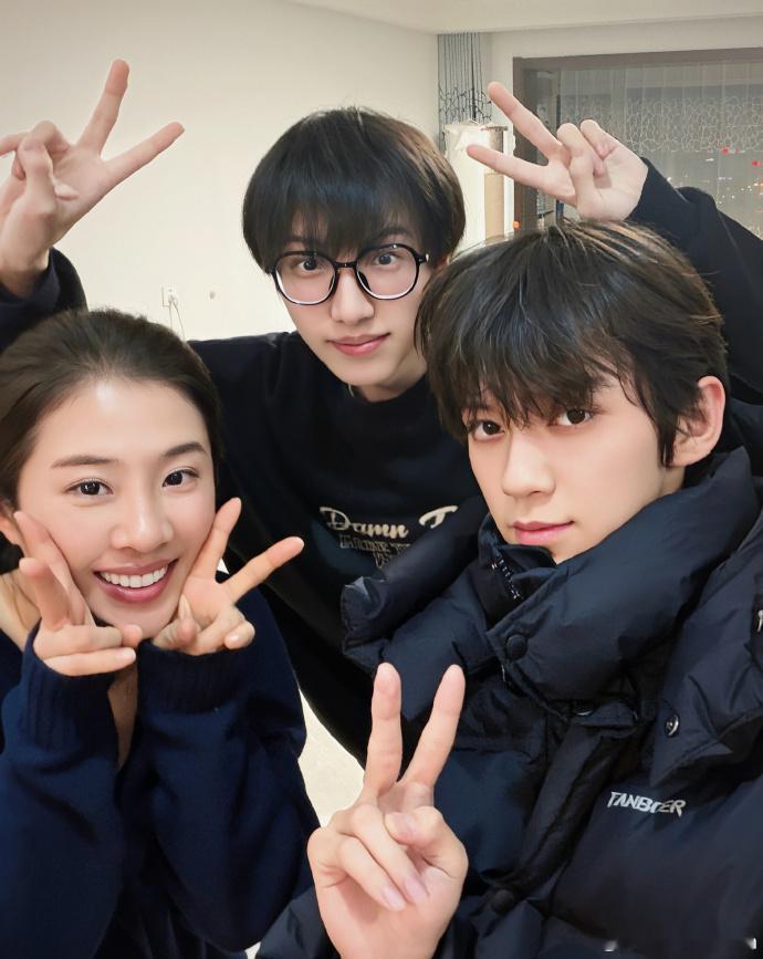 陈天润晒与姚昱辰合照 陈天润过年回家去找姚昱辰玩了！还晒了和姚昱辰的合照，妈呀真