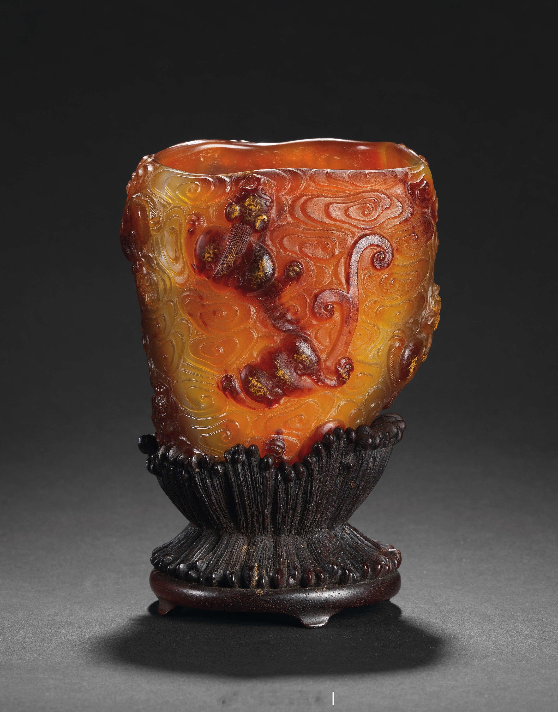 琳琅集 | 清乾隆 玛瑙仿犀角祥云龙纹杯杯作斗形，以俏色玛瑙巧雕刻犀角杯之形，并