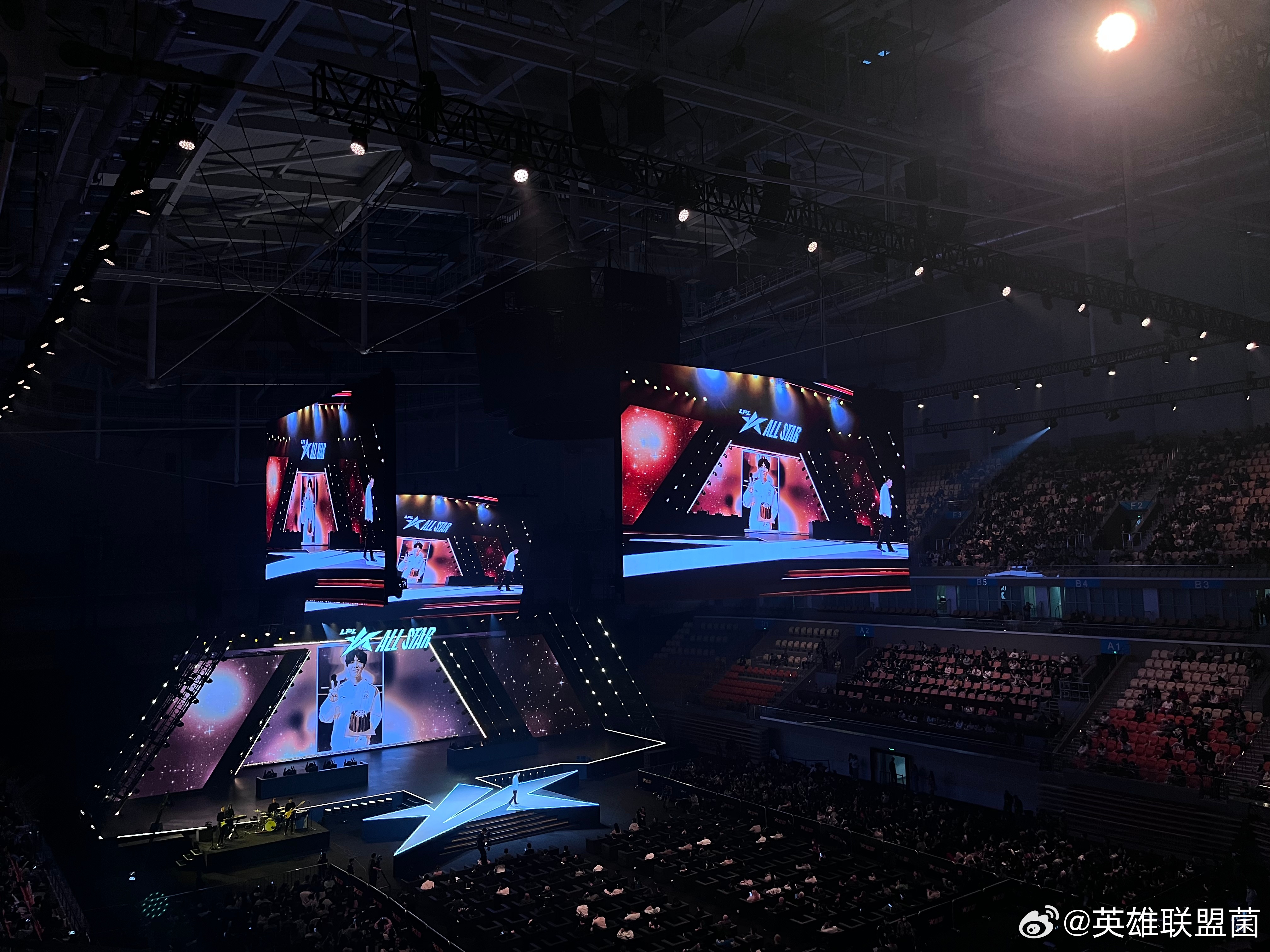 LPL全明星heng获得最佳新秀奖，shanji是颁奖人！！#最佳新秀奖heng