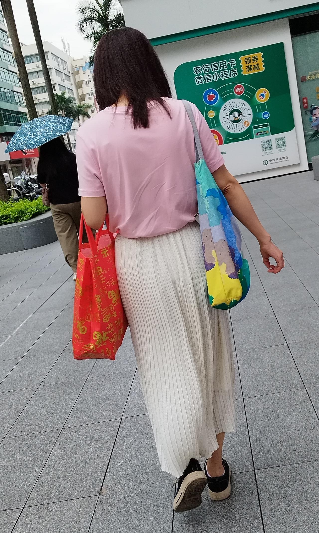 谢谢邀请，试对下联:

上联：高山不语拥千树，
下联：大地无眠养万花。

上联“