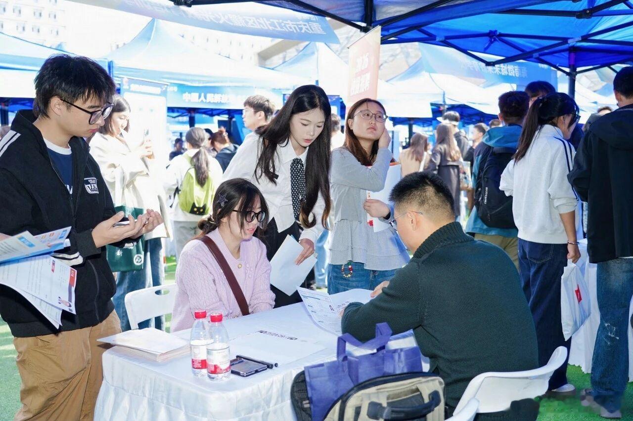 兰州大学秋招名企云集【名企组团揽英才】9月20日，兰州大学城关西校区秋季大型双选