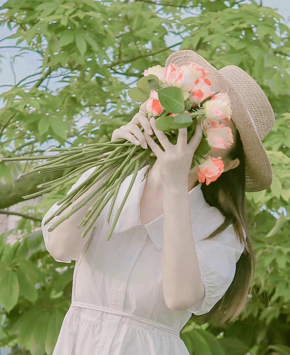 终不是那八面玲珑的女子，讨不广那四海八荒的喜，只落得围一炉寂静的烟火，与独处相安