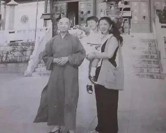 下图是林立果未婚妻张宁在南京栖霞寺拍摄的照片！照片中，张宁怀中抱着和前夫所生的儿