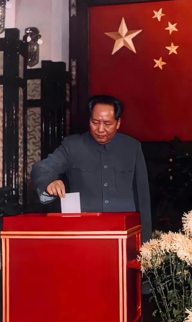 七律·怀念伟大领袖毛泽东
文/陈德金（上高）

世人怀念颂毛公，武略文韬天下雄。