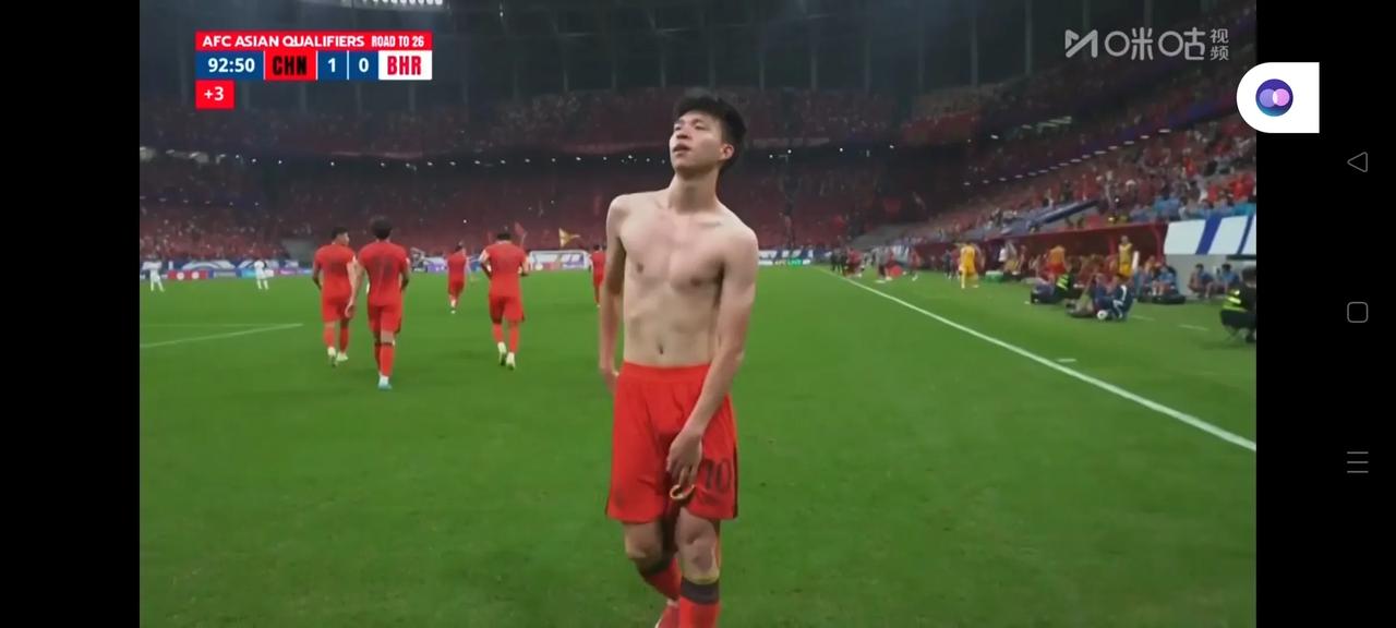 无缘2026美加墨世界杯，国足最后一场主场1比0绝杀巴林，王钰栋打进国家队首球！