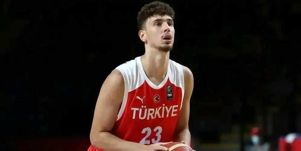 NBA顶级中锋对决，申京独砍全场最高分，两双力压约基奇，土耳其男篮独霸小组榜首。