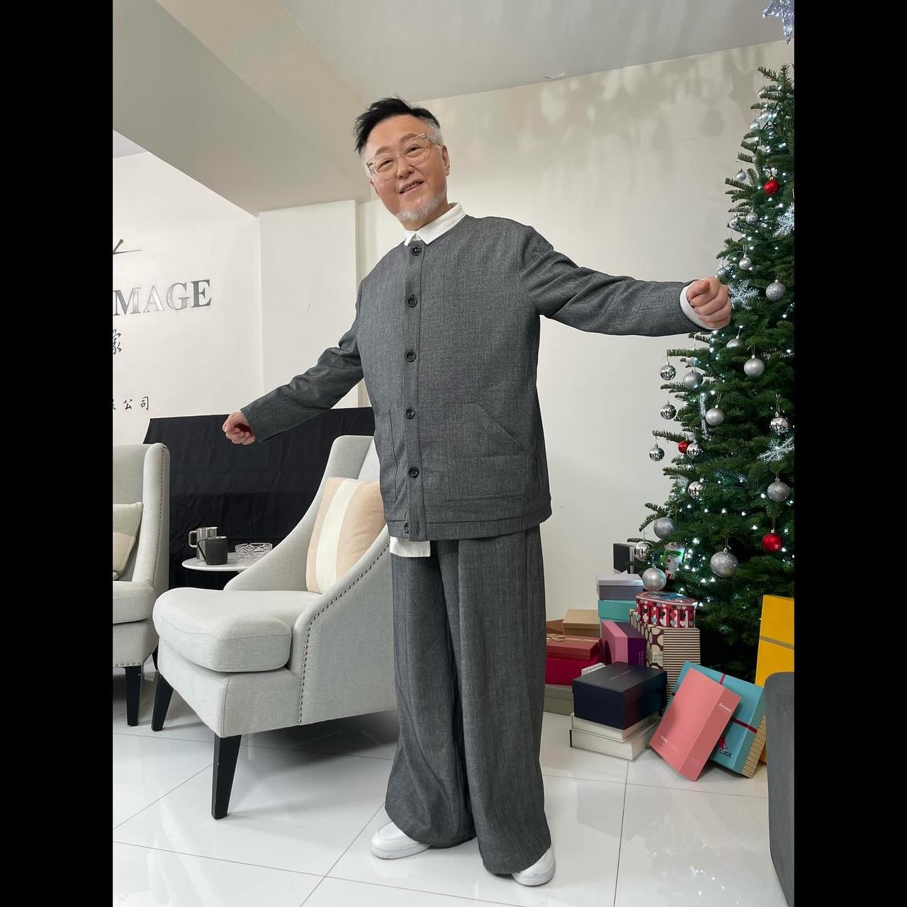 他以前经常出现在周星驰主演电影，那时候还是一个胖子，现在看起来瘦了很多，而且也变