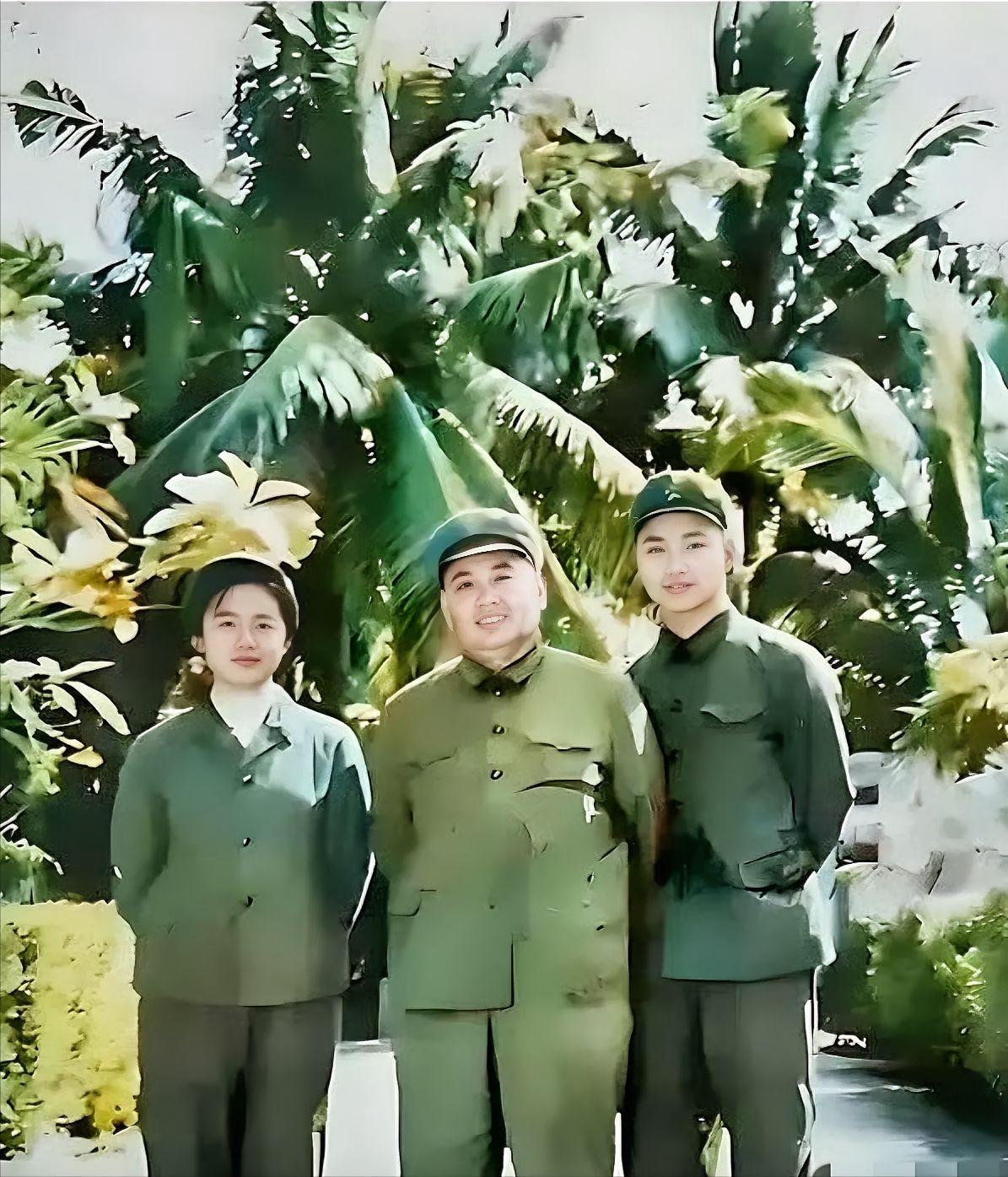 这是田小兵和67岁的父亲许世友将军，以及哥哥许援朝的真实合影，这可不是剧照，一家