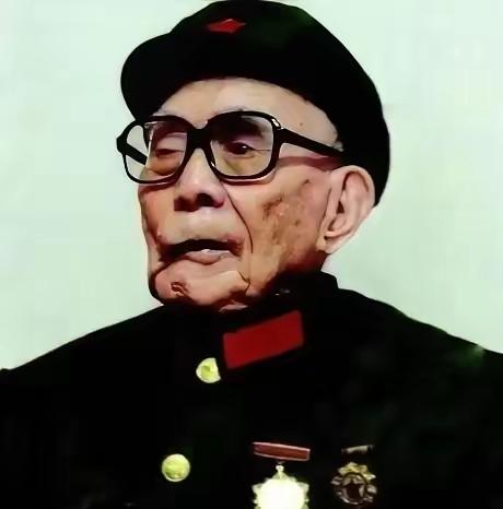 1949年深秋，江西宁都。老红军黄明生回家了，打了十几年仗，他终于衣锦还乡，然而