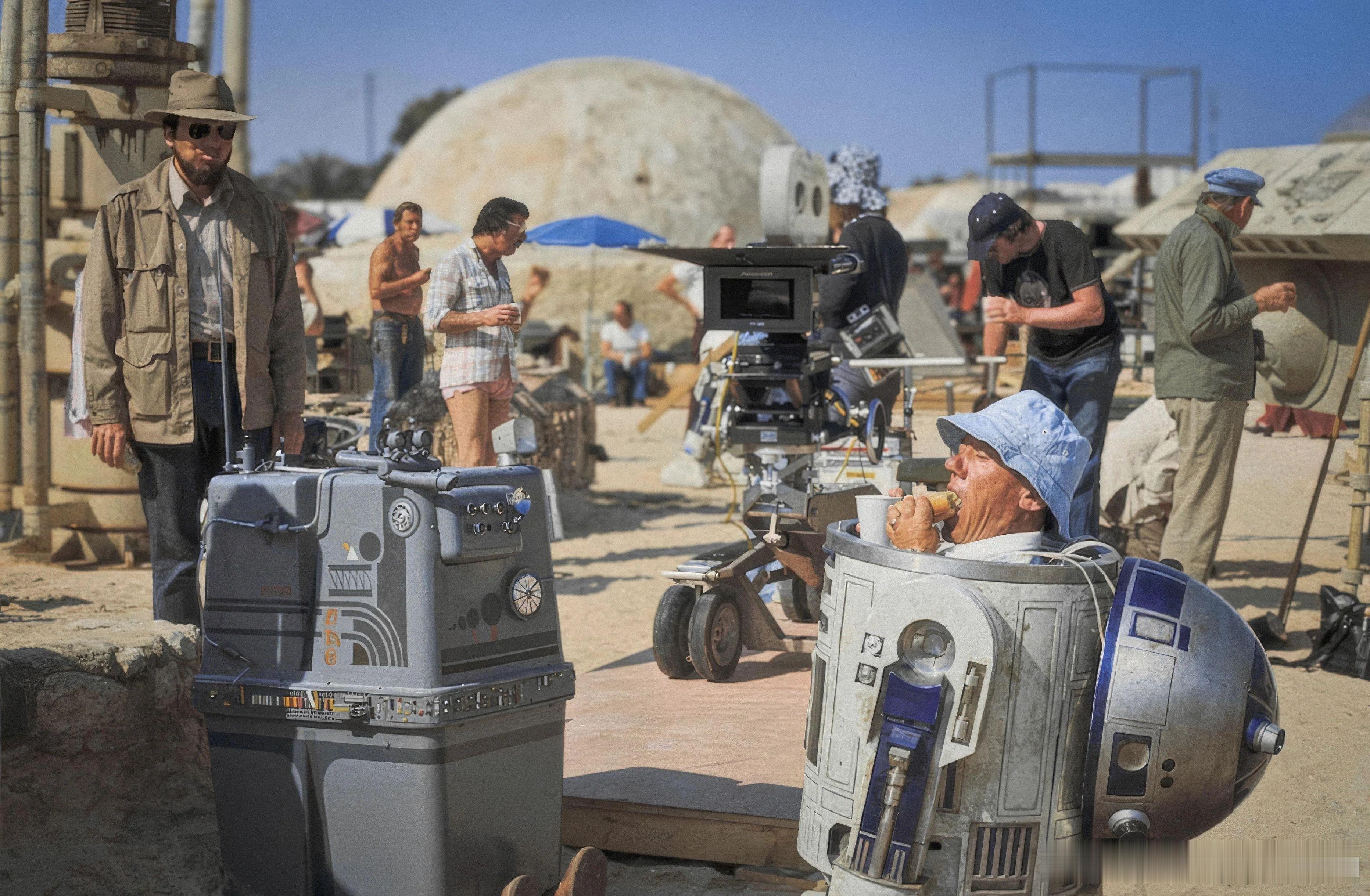 《星球大战》中R2-D2的扮演者肯尼·贝克在拍摄间歇吃饭的照片 ​​​