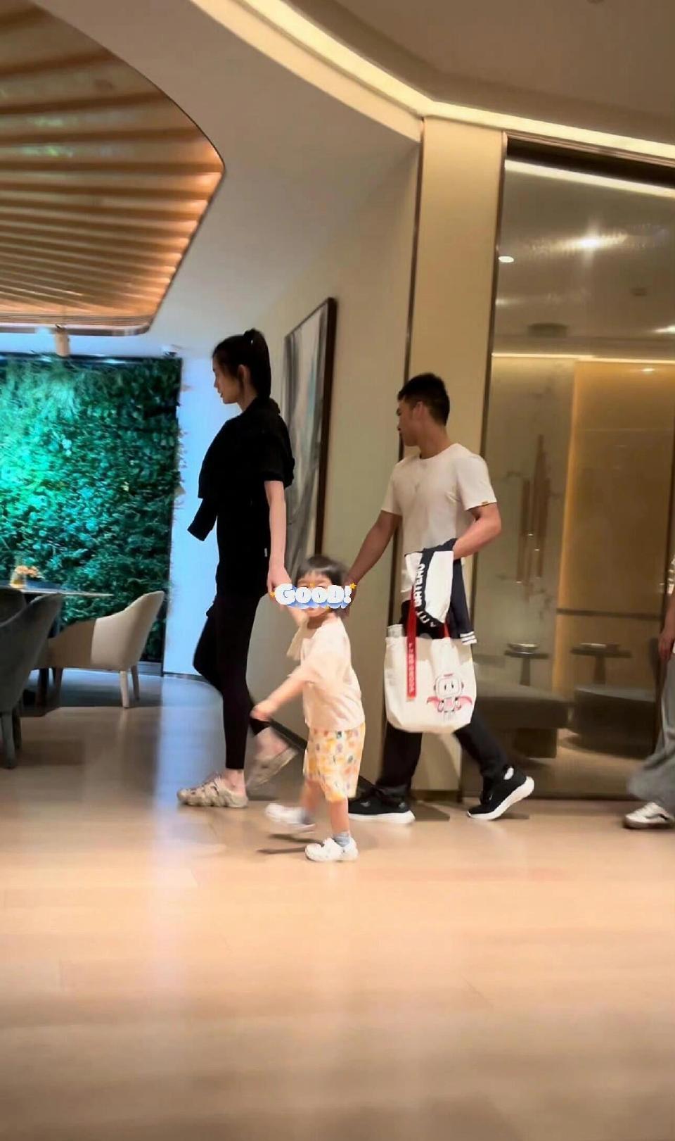 奚梦瑶两岁女儿身高，两岁确实很高了，完全遗传了妈妈的大长腿啊 ​​​