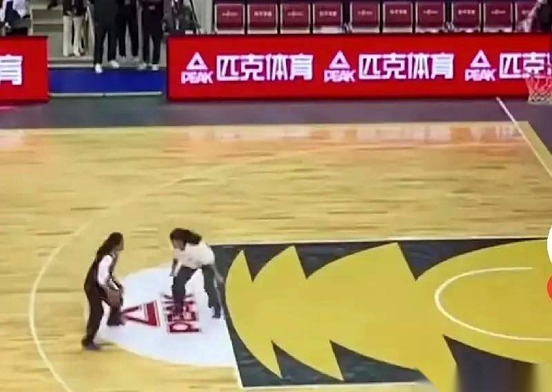 国家队出手，要求0.4秒。
那个在网上剪辑版场均30分的姑娘，实测0.9秒。
慢