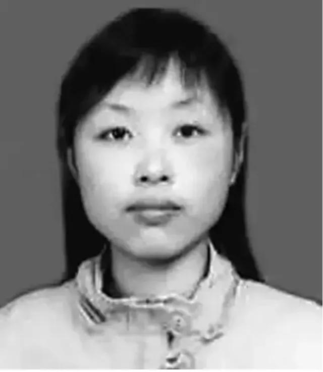 2008年地震，一21岁女老师被埋进废墟，整个头皮被揭开，身体断成了三截，腹部也