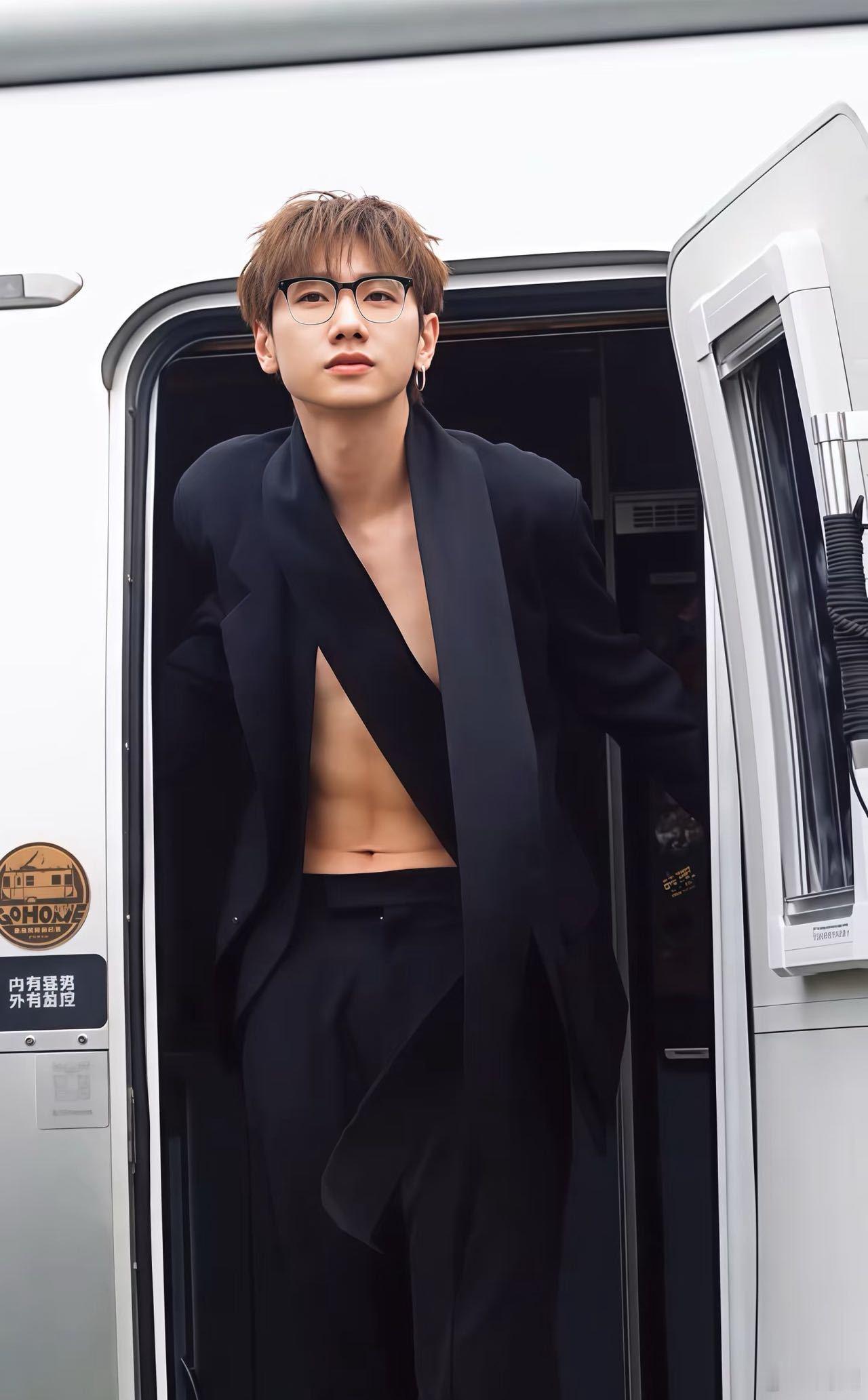 大张伟问汪苏泷要腹肌干嘛用大张伟的敏锐问题触到了我们每个人的心坎，汪苏泷练腹肌的